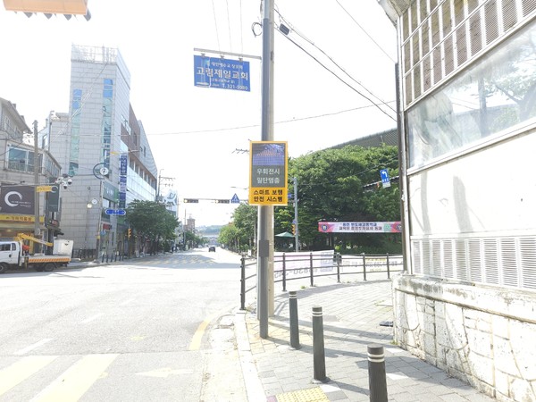 ▲ 처인구 마평동 용마초등학교 인근 실내체육관 사거리에 설치된 우회전 안내전광판.