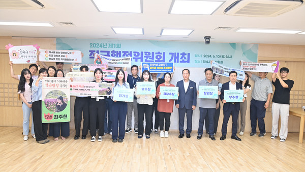 ▲ ‘하남시 2024년 상반기 적극행정 우수공무원 우수사례’ 행사에서 상을 수상한 하남시 공무원들이 동료들과 함께 기념촬영을 하고 있다.