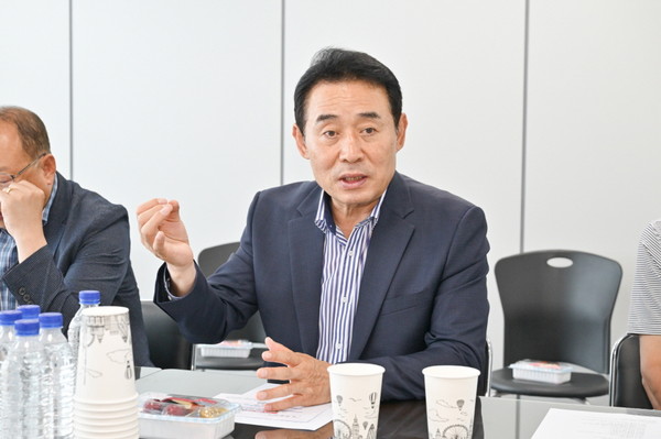▲ 백영현 포천시장이 관내 기업을 방문해 관계자들과 소통하고 있다.