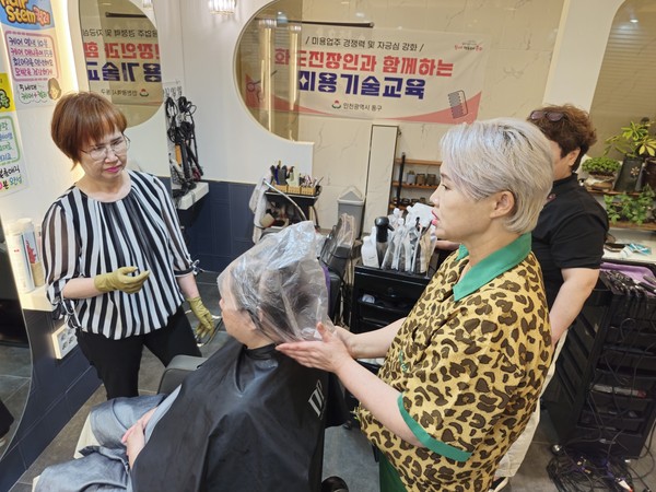 ▲ 인천 동구 화도진장인과 함께하는 미용기술교육 실시 모습.