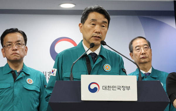 ▲ 이주호 사회부총리 겸 교육부 장관이 지난 9일 서울 종로구 정부서울청사에서 열린 의료개혁 및 의료계 집단행동 관련 브리핑에 참석해 기자들 질문에 답하고 있다.