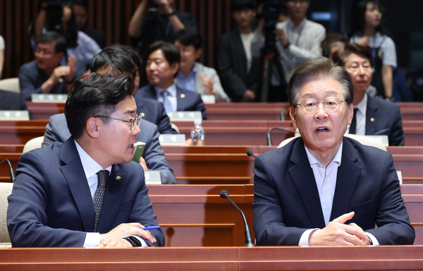 ▲ 대화 나누는 이재명, 박찬대. /뉴시스