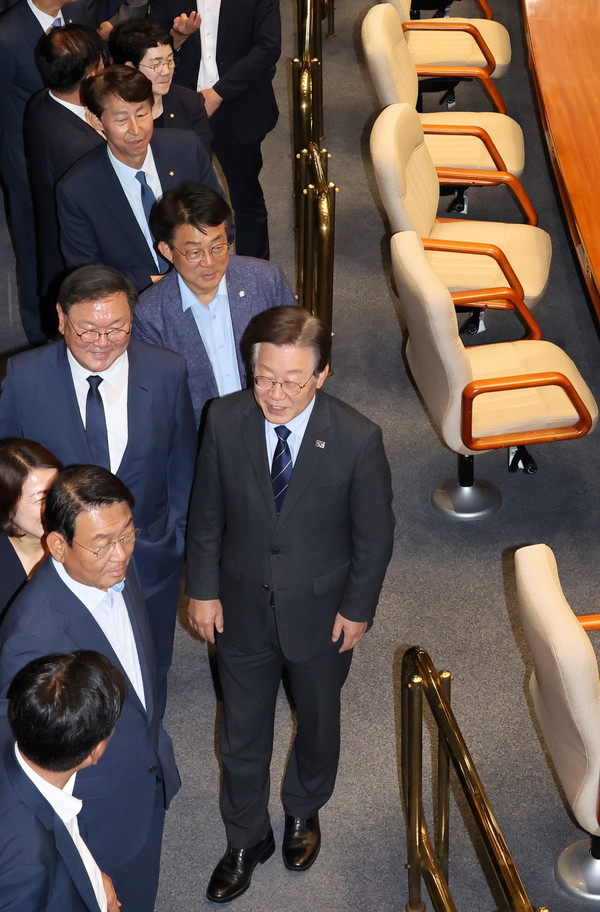 ▲ 이재명 더불어민주당 대표 등 야당 의원들. /뉴시스