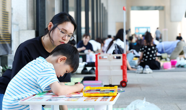 ▲ 6일 서울 용산구 전쟁기념관에서 열린 현충일 그림대회에서 아이들이 '내가 그리는 나라사랑 기억하겠습니다' 주제로 그림을 그리고 있다. /뉴시스