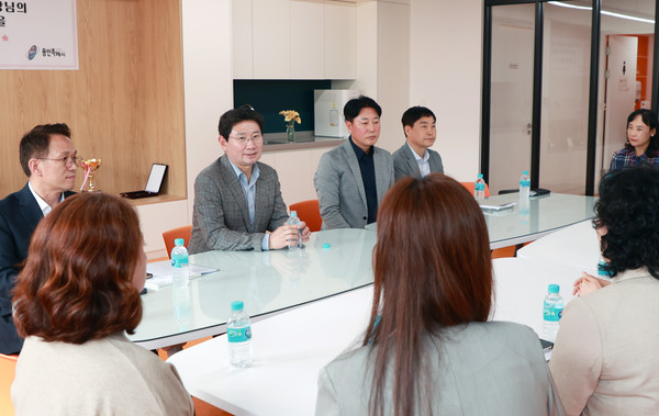 ▲ 이상일 용인특례시장이 대지중학교 관계자들과 면담을 하고 있다.