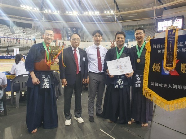 ▲ 사회인검도대회 우승 및 3위 수상 기념사진.