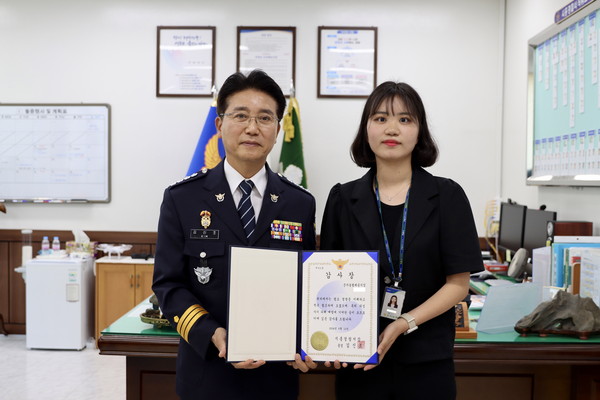 ▲ 시흥경찰서 보이스피싱 피해 막은 은행 직원 감사장 수여 모습.