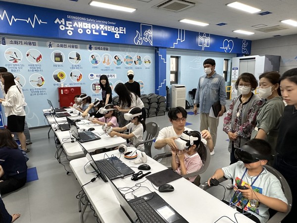 ▲ 성동생명안전배움터에서 ‘가상현실(VR) 침수탈출’ 교육을 실시하는 모습.