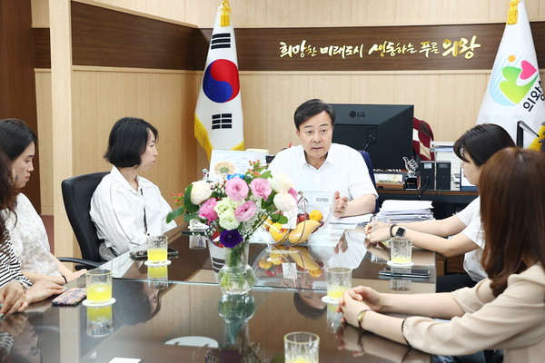 ▲ 김성제 의왕시장이 내손중고통합미래학교 학부모 대표단 간담회를 주재하고 있다.