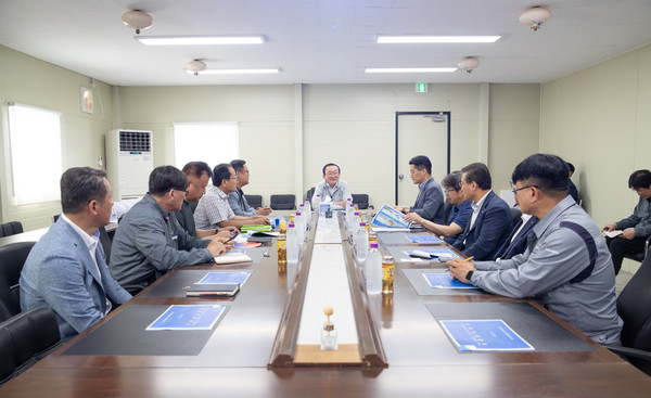 ▲ 김덕현 연천군수가 지방도371호선 적성~두일 공사 현장을 방문해 관계자들을 격려하고 있다.