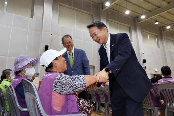 ▲ 김찬진 인천동구청장이 '노인일자리 참여자 통합교육'에 참여한 어르신과 소통하고 있다.