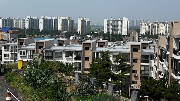 ▲ 아파트 외벽 도장공사와 옥상 방수공사를 통해 낙하 위험있는 방치된 기와 제거 및 도시미관을 개선한 모습.