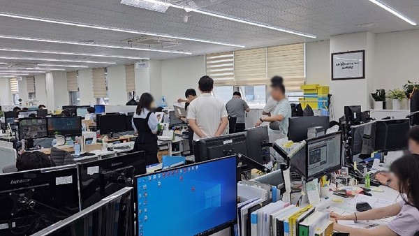 ▲ 13일 오전 의정부지검 검사와 수사관 10여 명이 의정부시청 개발 담당 부서를 찾아와 전임 시장 재임 당시 추진됐던 사업 관련 서류 등을 확보하기 위해 압수수색을 진행하고 있다.