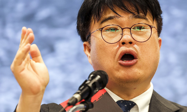 ▲ 임현택 대한의사협회 회장이 지난 9일 서울 용산구 대한의사협회에서 열린 의료농단 저지 전국의사대표자회의에서 투쟁 선포를 하고 있다.