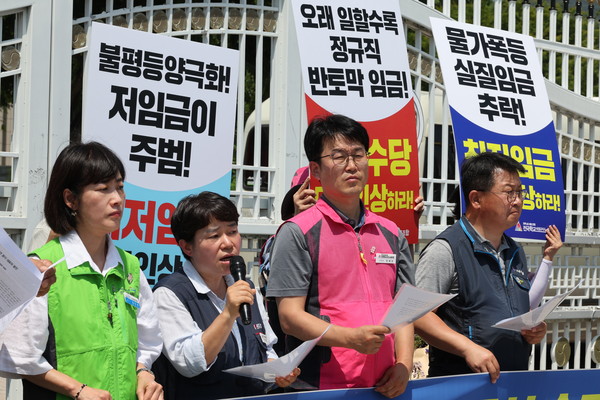 ▲ 이미선 민주노총 부위원장이 13일 오전 서울 종로구 정부서울청사 앞에서 최저임금 대폭 인상 촉구, 6월 22일 1만5000 총상경 투쟁 선포 기자회견을 하고 있다.