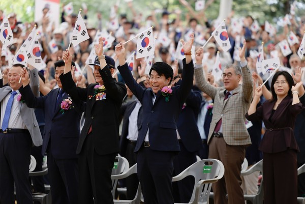 ▲ ‘송파구 보훈가족 한마당’에서 만세삼창하는 서강석 송파구청장.