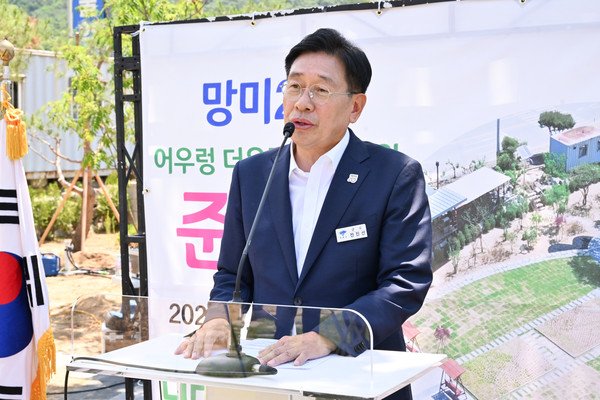 ▲ 전진선 양평군수가 어우렁 더우렁 마을정원 준공식에서 기념사를 하고 있다.