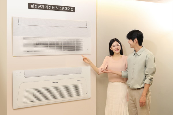 ▲ 삼성전자 모델이 가정용 시스템에어컨을 소개하고 있는 모습. (사진=삼성전자 제공)