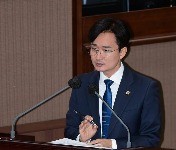 ▲ 시장에게 시정질문하고 있는 서준오 의원.