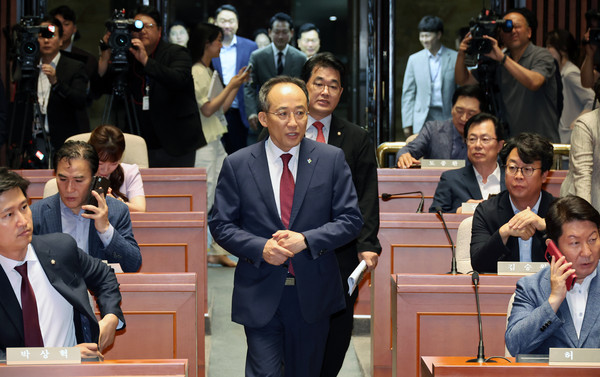 ▲ 의원총회 참석하는 추경호 국민의힘 원내대표. /뉴시스