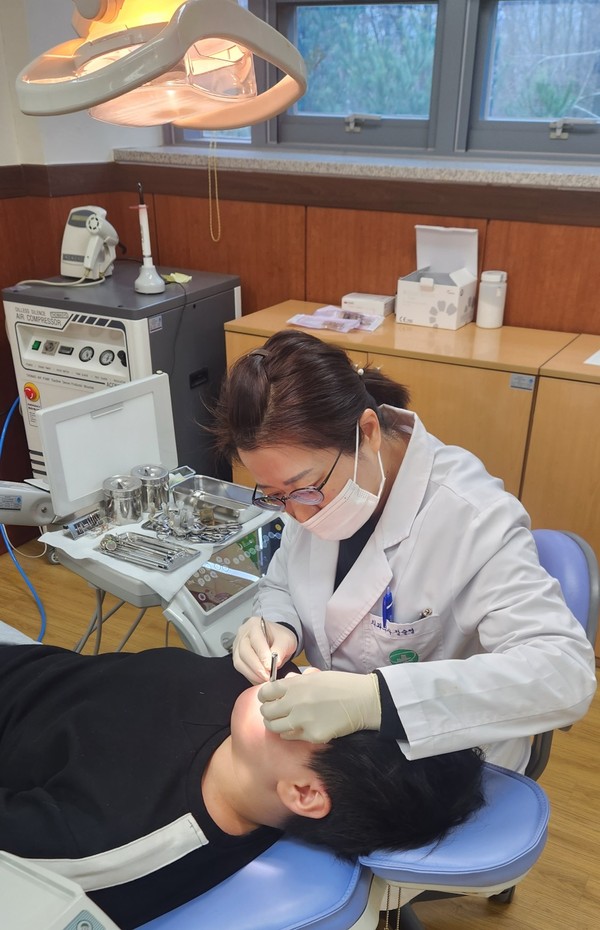 ▲ 학교 구강보건실에서 진행 중인 치과진료 모습.