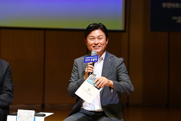 ▲ 조용익 부천시장이 '경청지혜 차이나는 북토크'에 참석해 시민들과 소통하고 있다.