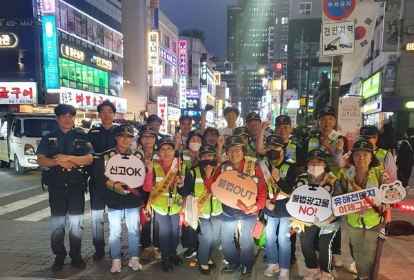▲ 방이먹자골목에서 진행된 합동단속 기념사진.