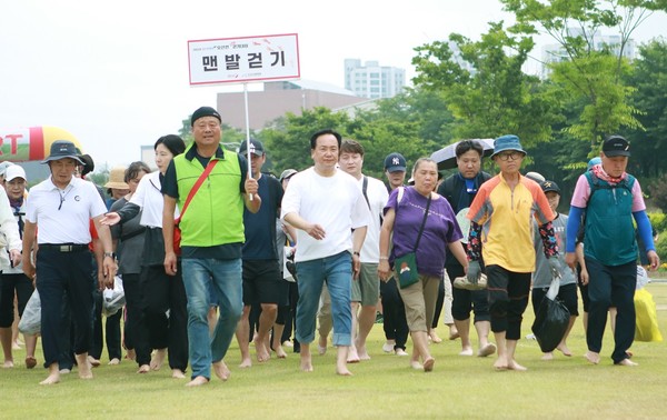 ▲ 오산천 맨발걷기대회 개최 모습.