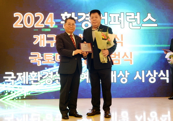 ▲ 파주시의회 오창식 의원(오른쪽), 국제환경문화예술대상 수상 기념사진.