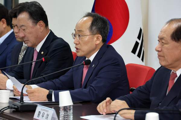 ▲ 추경호(가운데) 국민의힘 원내대표가 17일 오전 서울 여의도 중앙당사에서 열린 비상대책위원회의에서 발언하고 있다. /뉴시스
