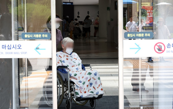 ▲ 서울대병원 교수들이 전공의 사태 해결 등을 요구하며 무기한 휴진에 들어간 17일 서울 종로구 서울대학교병원이 한산한 모습을 보이고 있다.