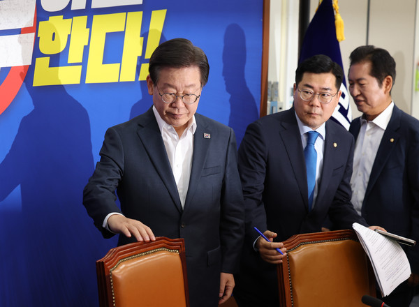 ▲ 더불어민주당 이재명 대표와 박찬대 원내대표 등 지도부가 17일 서울 여의도 국회에서 열린 당 최고위원회의에 참석하고 있다. /뉴시스