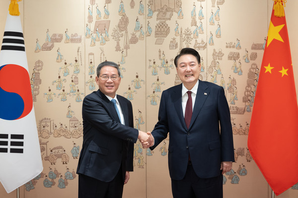 ▲ 윤석열 대통령이 서울 용산 대통령실 청사에서 리창 중국 국무원 총리와 악수하며 기념촬영하고 있다. (사진=대통령실 제공) /뉴시스