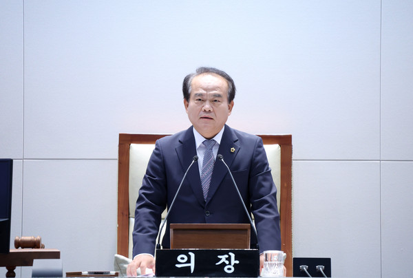 ▲ 폐회사하는 이덕수 의장.