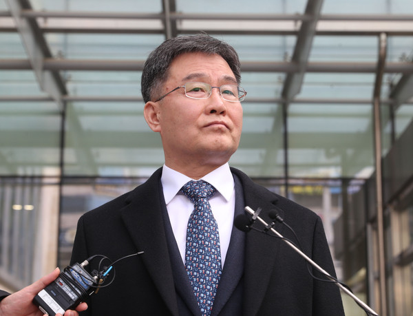 ▲ 대장동 개발 사업을 도와달라며 성남시의회 의장에게 청탁하고 뇌물을 공여한 혐의를 받는 화천대유 대주주 김만배 씨가 1심에서 징역 2년6월을 선고 받은 후 법원을 나서고 있다.