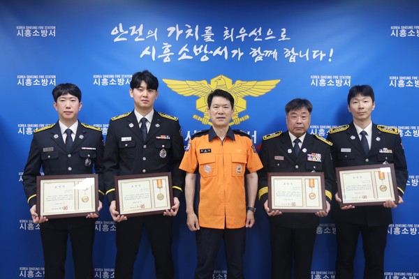 ▲ 좌측부터 남궁영 소방교, 김종찬 소방사, 홍성길 시흥소방서장, 김만석 소방경, 문성권 소방교.