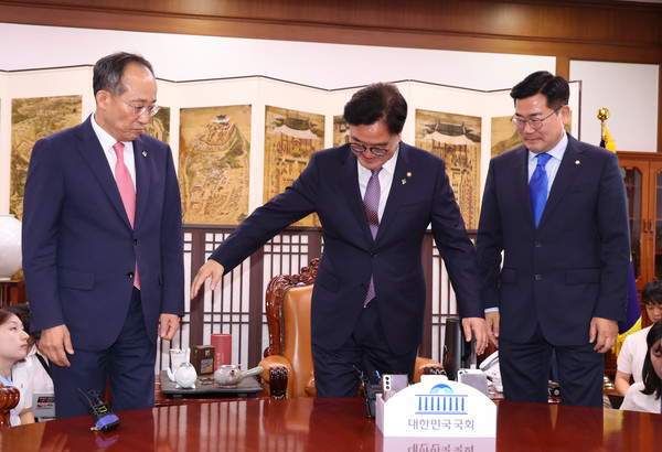 ▲ 우원식(가운데) 국회의장이 17일 서울 여의도 국회 의장실에서 22대 국회 원구성 관련 논의를 위해 추경호(왼쪽) 국민의힘, 박찬대 더불어민주당 원내대표와 회동, 기념촬영을 하기 위해 손을 잡고 있다. /뉴시스