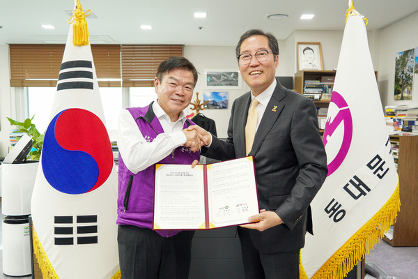 ▲ 동대문구-삼육식품 탄소중립 업무협약식(왼쪽 이필형 동대문구청장, 오른쪽 전광진 삼육식품 사장).