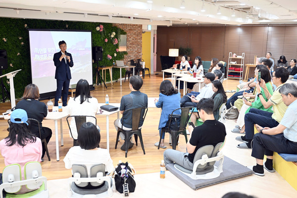 ▲ 이민근 안산시장이 시민기자단 워크숍에서 市 미래 비전 특강을 진행하고 있다.