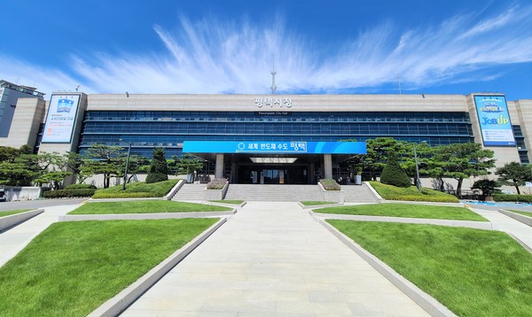 평택시는 오는 7월 8일부터 10월 31일까지 총 4개월간 진행되는 ‘2024년 하반기 5060 신중년 경력형 일자리사업’ 참여자를 모집한다.올해 평택시 신규사업인 5060 신중년 경력형 일자리사업은 신중년 구직자의 퇴직 이전 경력과 전문자격을 활용한 일자리 제공으로 신중년층의 지역사회 역할 강화와 민간 일자리로의 이동 지원을 목표로 하고 있다.모집인원은 총 23명이며, 분야는 ▲ 송탄공설묘지 위치도 작성 업무 보조사업 ▲ 평생학습센터 학습 매니저 사업 ▲ 도서관 자료실 운영 보조사업 등 총 14개 사업이다.참여요건은 공고일 기준으로 현재 평택시에 주민등록이 되어 있는 50세 이상 65세 미만(1959년~1974년생) 미취업자로 분야별로 요구된 경력 또는 전문자격을 보유해야 하고 참여 배제 사유에 해당하지 않아야 한다.분야별로 경력 및 자격요건, 업무 내용, 근무 요일 등이 다르므로 참여를 희망하는 자는 반드시 평택시청 누리집 공고문을 통해 내용을 확인해야 한다.참여 신청은 6월 14일부터 25일까지 평택시 일자리경제과에 방문해 신청서류를 제출해 접수하며, 서류심사와 면접심사를 거쳐 선발할 계획이다.자세한 사항은 평택시 일자리경제과(031-8024-3531)로 문의하면 된다.