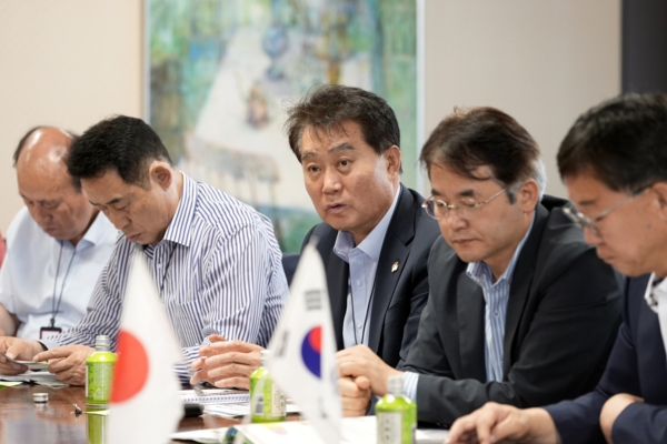 ▲ 하은호 군포시장이 가나가와현 브리핑을 듣고 의견을 나누고 있다.