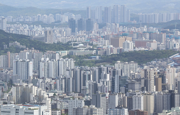 ▲ 서울 남산에서 바라본 아파트의 모습. /뉴시스