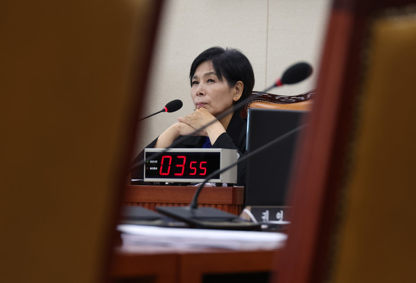 ▲ 최민희 국회 과방위원장이 18일 서울 여의도 국회에서 열린 제3차 과학기술정보방송통신위원회를 주재, 의원들의 발언을 들으며 생각에 잠겨 있다. /뉴시스