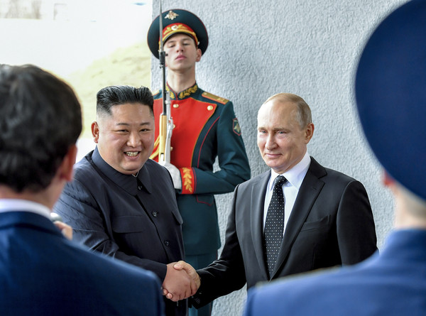 ▲ 2019년 4월25일자 사진으로, 김정은(가운데 왼쪽) 북한 국무위원장과 블라디미르 푸틴(가운데 오른쪽) 러시아 대통령이 러시아 블라디보스토크에서 악수를 나누고 있다. /뉴시스