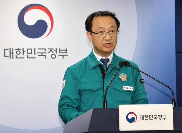 ▲ 전병왕 중앙재난안전대책본부 제1통제관이 18일 오전 서울 종로구 정부서울청사에서 의사 집단행동 중대본 브리핑을 하고 있다.