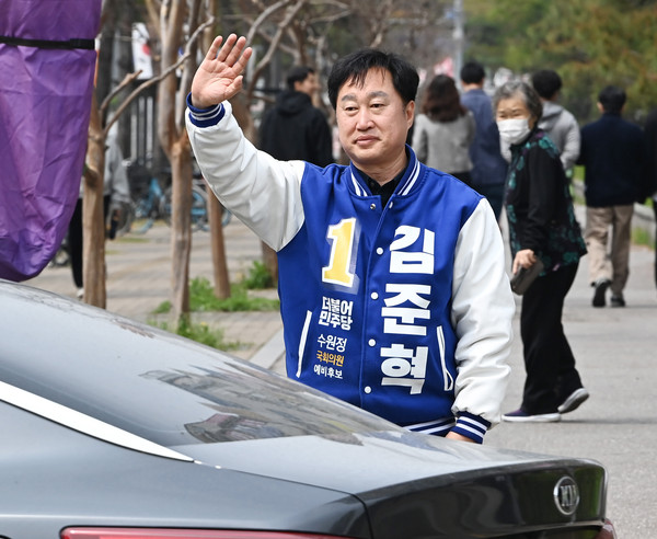 ▲ 제22대 국회의원선거 수원정에 당선된 김준혁 더불어민주당 당선인이 지난 4월 11일 경기도 수원시 영통구 매탄동 상가지역에서 당선 인사를 하고 있다.