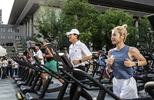 ▲ 오세훈 서울시장이 18일 오후 광화문광장에서 열린 ‘손목닥터 9988’ 100만명 참여 기념행사에서 무동력 트레드밀 걷기 챌린지에 참여하고 있다.