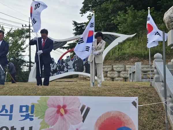 ▲ 김경희 이천시장이 태극기를 게양하고 있다.