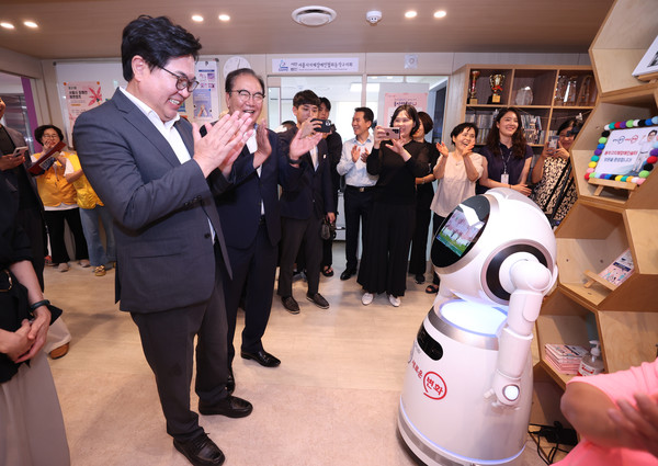 ▲ 쉼터를 방문해 자율주행로봇과 대화를 나누고 있는 박일하 동작구청장 모습.