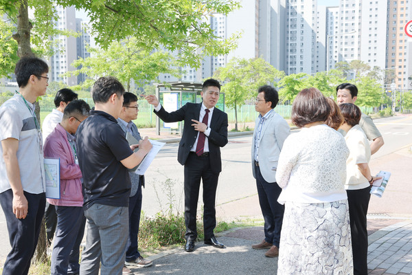 ▲ 영종국제도시 통학환경 개선 현장에 방문한 김정헌 인천중구청장.